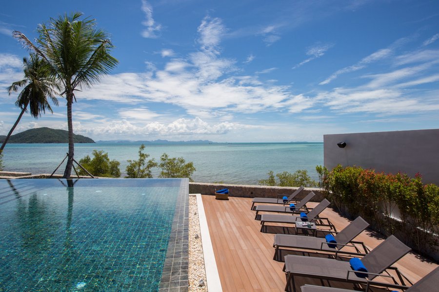 Sea Renity — sun loungers on the lawn by the sea